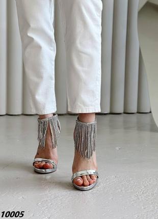 Серебряные женские босоножки на заколке каблуке с серебряными цепочками цепочками2 фото