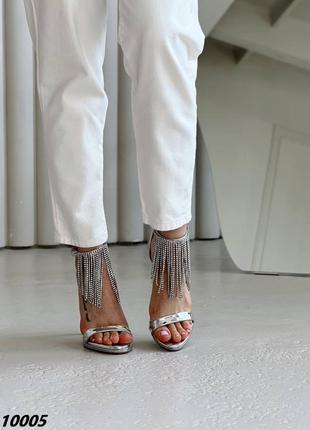 Серебряные женские босоножки на заколке каблуке с серебряными цепочками цепочками8 фото