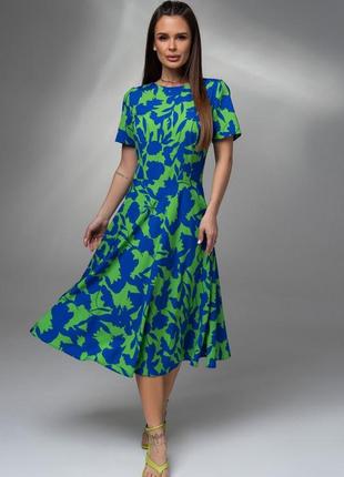 Зеленое приталенное платье с синим принтом