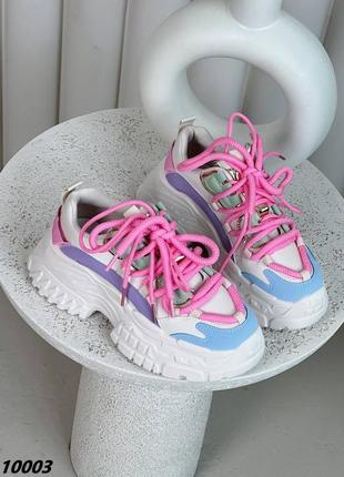 Трендовые массивные кроссовки