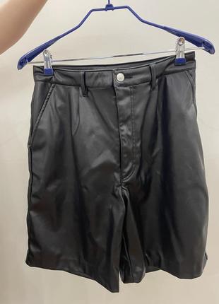 Шорти-бермуди з екошкіри h&m
