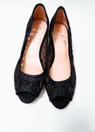 Жіночі чорні туфлі в сіточку з квітковим принтом на маленькому каблуці  від бренду lilley2 фото