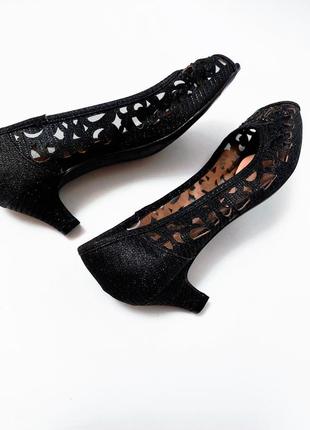 Жіночі чорні туфлі в сіточку з квітковим принтом на маленькому каблуці  від бренду lilley4 фото