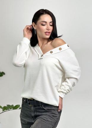 Женский базовый пуловер с пуговицами из вафельной ткани.5 фото