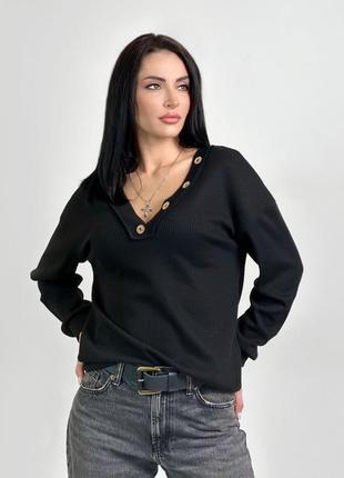 Женский базовый пуловер с пуговицами из вафельной ткани.8 фото