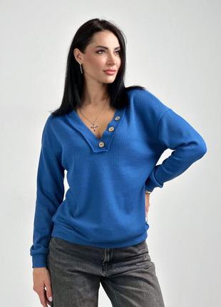 Женский базовый пуловер с пуговицами из вафельной ткани.