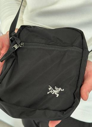 Месенджер arcteryx чорного кольору