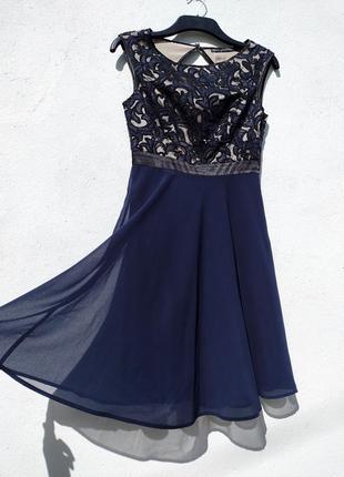 Синее красивое платье с расшитым кружевом steps