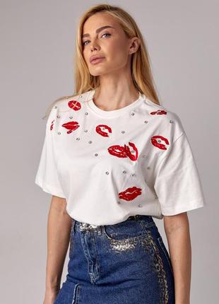 Футболка прикрашена вишитими губами та стразами