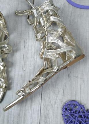 Жіночі сандалі гладіатори stradivarius у римському стилі золотистого кольору розмір 394 фото