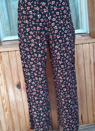 Легкие вискозные брюки в цветочный принт1 фото