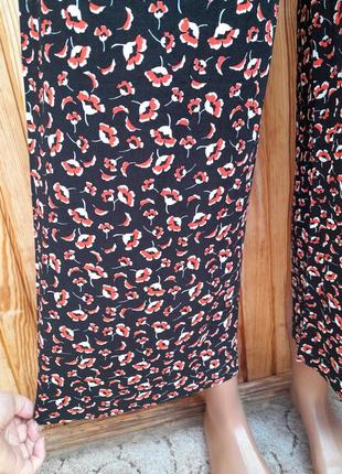 Легкие вискозные брюки в цветочный принт5 фото