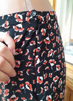 Легкие вискозные брюки в цветочный принт3 фото