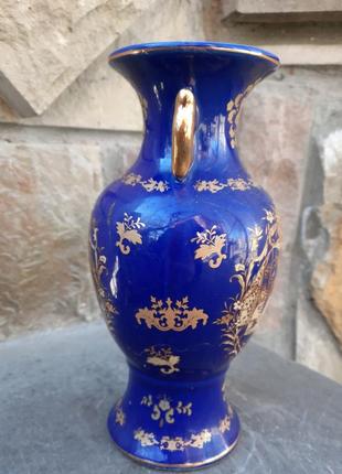 Красивая фарфоровая ваза в позолоте.