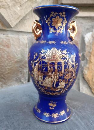 Красивая фарфоровая ваза в позолоте.