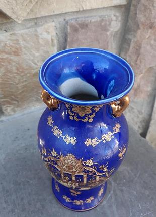 Красивая фарфоровая ваза в позолоте.