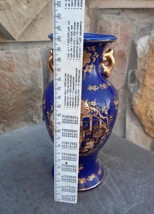 Красивая фарфоровая ваза в позолоте.