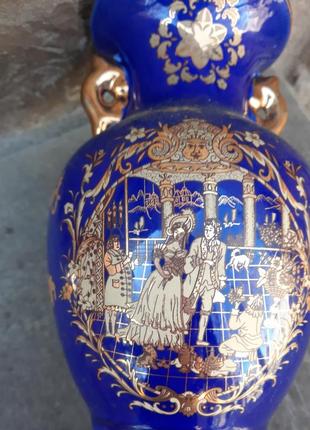 Красивая фарфоровая ваза в позолоте.