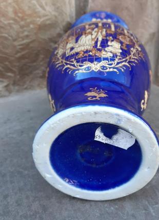 Красивая фарфоровая ваза в позолоте.