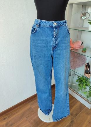 Стильні батальні джинси кльош висока посадка низ  з потертостями