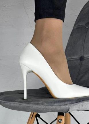 Белые женские туфли лодочки на шпильке2 фото
