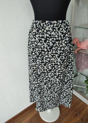 Стильная юбка-миди в цветы, с распоркой батальная трапеция4 фото