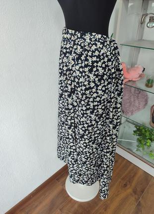 Стильная юбка-миди в цветы, с распоркой батальная трапеция3 фото