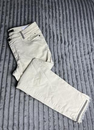 Світлі фірмові джинси з декором монілі