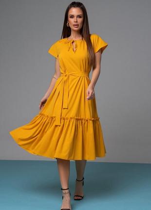 Свободное горчичное платье с воланом