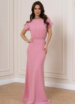Розовое платье макси длины