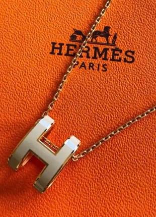 Ожерелье hermes c подвеской в виде белой буквы h в наличии3 фото