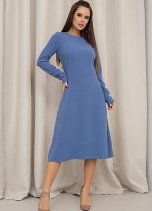 Блакитна сукня класичного силуету