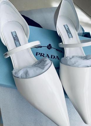 Білі босоніжки prada на плоскій підошві в наявностi