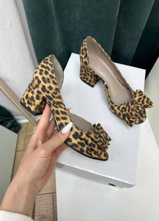 Эксклюзивные туфли из итальянской кожи женские на каблуке с бантиком леопардовые4 фото