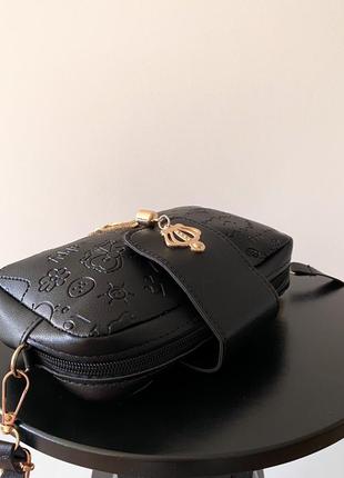 Стильна чорна жіноча сумка видавлений принт пряжка корона через плече крос боді екошкіра3 фото