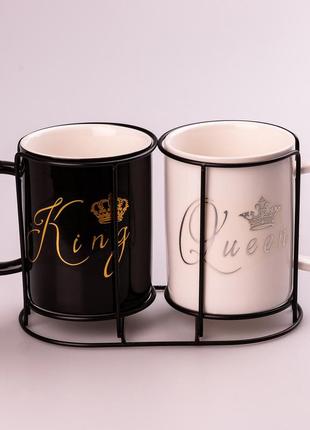 Набір керамічних чашок queen & king 400мл з підставкою 2 штуки чашки для кави `ps`