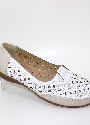 Жіночі біло-бежеві туфлі з декоративною перфорацією. білий