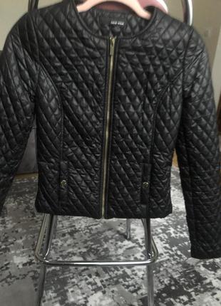 Легка жіноча курточка в чорному кольорі.  майже нова.2 фото