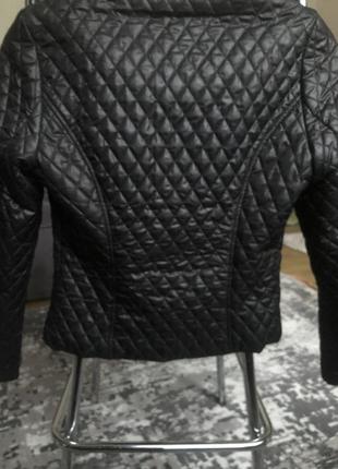 Легка жіноча курточка в чорному кольорі.  майже нова.3 фото