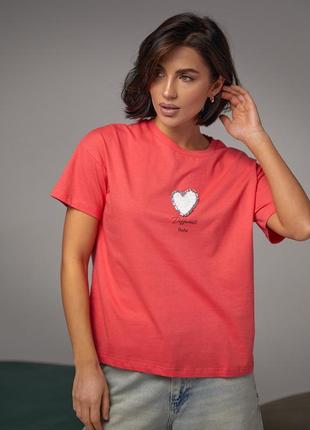 Женская футболка украшена сердцем из бисера и страз - коралловый цвет, l (есть размеры)