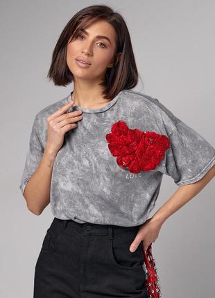 Жіноча футболка тай-дай прикрашена серцем із троянд — світло-сірий колір, s (є розміри)