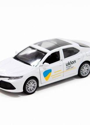 Машинка металлическая "toyota camry uklon" (белый)