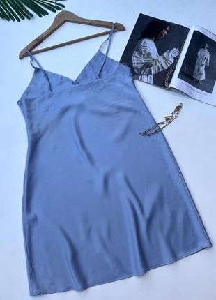 Атласное голубое платье на бретельках5 фото