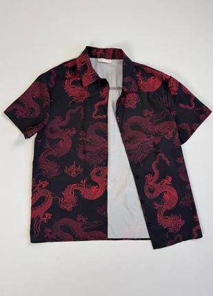 Черная рубашка с красными драконами