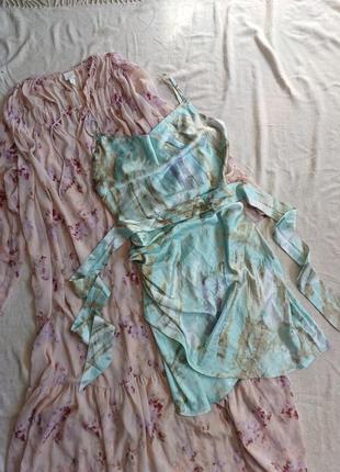 Платье на запах мини атласное сатиновое тай дай принт акварельный летнее в бельевом стиле на бретелях с поясом