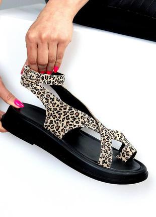 Дизайнерські леопардові жіночі замшеві босоніжки через палець натуральна замша низький хід