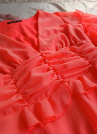 Платье яркое неоновые на пуговицах миди с драпировкой и воланами рюшами шифоновое3 фото