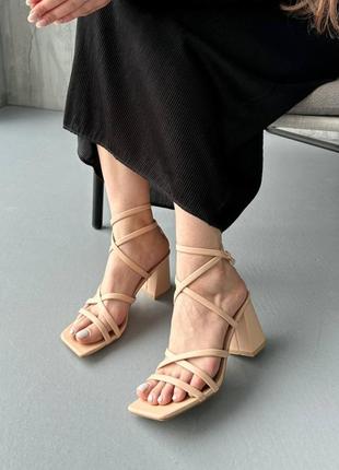 Бежевые женские босоножки с цепочками перепонками на каблуке2 фото