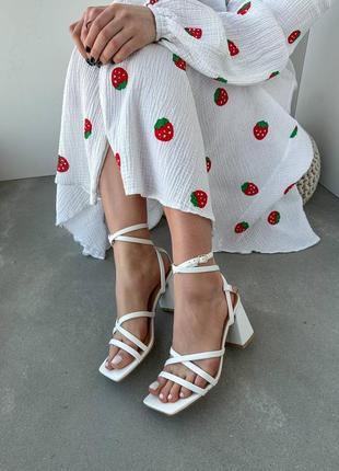 Белые женские босоножки с цепочками перепонками на каблуке3 фото