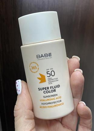 Солнцезащитный флюид с тоном для всех типов кожи babe laboratorios 50 мл1 фото